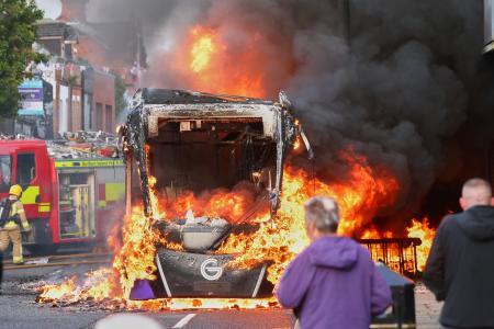 ９日、英領北アイルランド・ベルファストで、放火された車（ＡＰ＝共同）