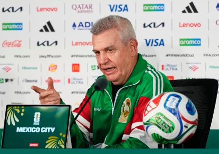 南アフリカとの開幕戦を前に、記者会見するメキシコのアギーレ監督＝１０日、メキシコ市（共同）