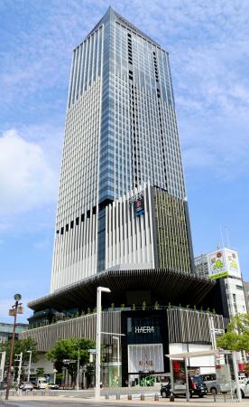 名古屋市の繁華街・栄地区で最も高いビル「ザ・ランドマーク名古屋栄」＝１１日午前