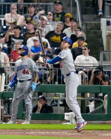 パイレーツ戦の9回、12号2ランを放つドジャース・大谷=ピッツバーグ(共同)