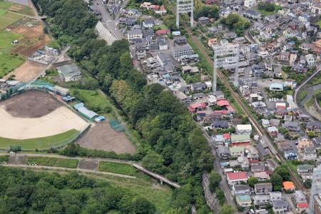 女子高生の遺体が見つかった相模原市南区の河川敷=11日午後0時56分(共同通信社ヘリから)