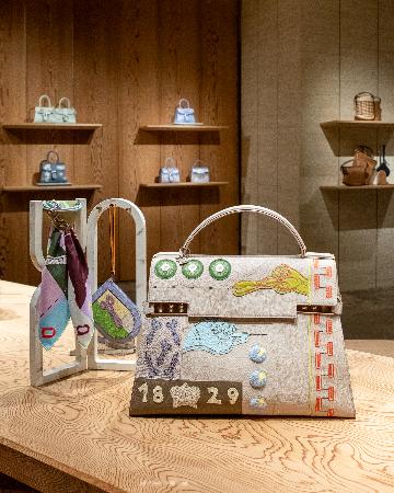 　象眼細工を凝らしたデルヴォーの「タンペート」＝東京・銀座（提供写真）