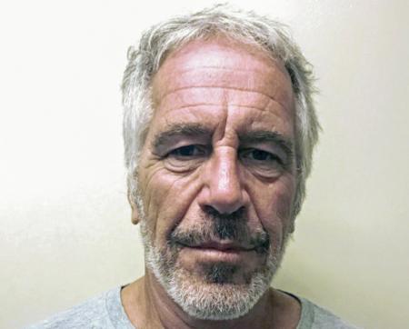 米富豪エプスタイン氏が２０１９年に逮捕された際の顔写真（ゲッティ＝共同）