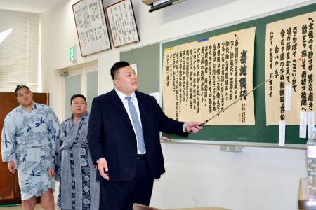 　新弟子が通う相撲教習所で相撲甚句の授業を行う春日山親方＝１１日、両国国技館