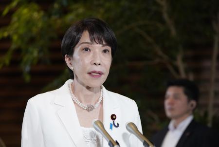 中傷動画作成疑惑に関し、記者団の取材に応じる高市早苗首相＝８日、首相官邸