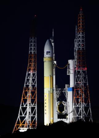 発射地点に移動する「Ｈ３」６号機＝１１日夜、鹿児島県の種子島宇宙センター