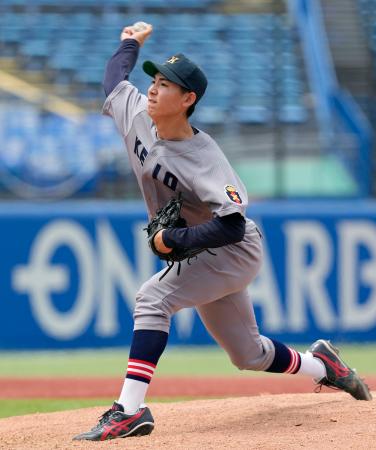 日体大戦に５回から登板した慶大・沖村＝神宮