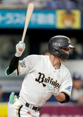 ７回オリックス２死一、三塁、西川が右前に適時打を放つ＝京セラドーム