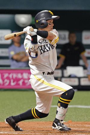 ７回ソフトバンク２死二塁、牧原大が右前に決勝打を放つ＝みずほペイペイドーム