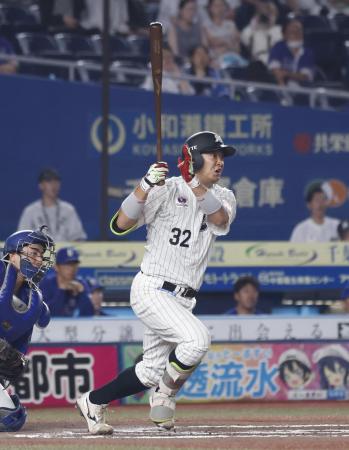 １０回ロッテ２死一、三塁、佐藤が右前にサヨナラ打を放つ＝ＺＯＺＯマリン