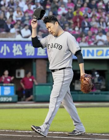 追加点を許し２回を投げ終えた巨人・田中将。このイニングで降板した＝楽天モバイルパーク