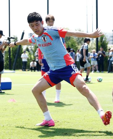 10日、サッカーW杯北中米3カ国大会1次リーグのオランダ戦に向け調整する遠藤航=ナッシュビル近郊(共同)
