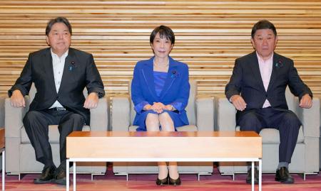 閣議に臨む(左から)林総務相、高市首相、茂木外相=12日午前、首相官邸