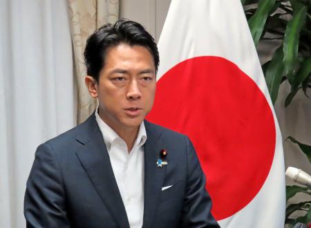 記者会見する小泉防衛相＝１２日午前、国会