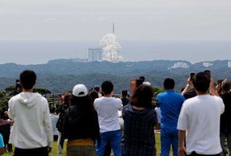 大勢の人が見守る中、鹿児島県の種子島宇宙センターから打ち上げられるＨ３ロケット６号機＝１２日午前９時５４分