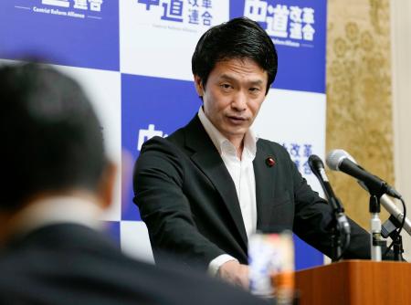 記者会見する中道改革連合の小川代表＝１２日午前、国会