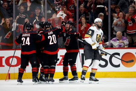 ＮＨＬスタンリー・カップ決勝第５戦で、得点後に喜ぶハリケーンズの選手たち＝米ノースカロライナ州ローリー（ＡＰ＝共同）
