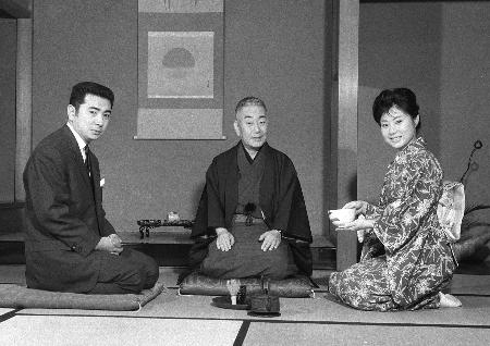 若き日の勝新太郎さん(左)と中村玉緒さん。中央は父の二代目中村鴈治郎さん
