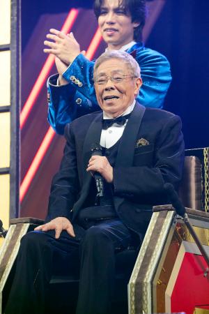　「まつり」を歌う北島三郎＝東京都江東区