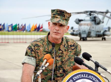 　米海兵隊太平洋基地の司令官に就任し、記者団の取材に応じるラルフ・リゾ准将＝１２日午前、沖縄県宜野湾市の普天間飛行場