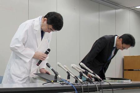 記者会見で謝罪する香川県立中央病院の高口浩一院長(左)ら=12日午前、香川県庁