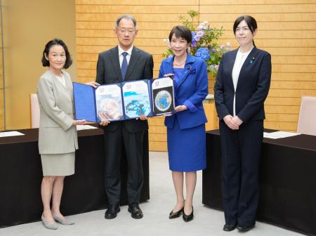 日本学術会議の光石衛会長（中央左）らと記念写真に納まる高市首相（同右）＝１２日午後、首相官邸