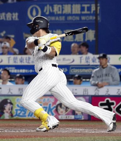 ９回ロッテ２死二、三塁、山本が右前にサヨナラ打を放つ＝ＺＯＺＯマリン