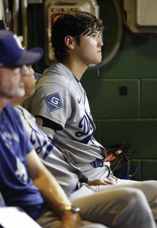 パイレーツ戦の8回、ベンチで試合を見守るドジャース・大谷=11日、ピッツバーグ(共同)