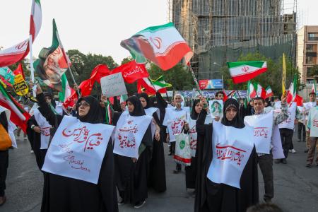 　イラン・テヘランで最高指導者モジタバ・ハメネイ師を支持する人たち＝１２日（ゲッティ＝共同）