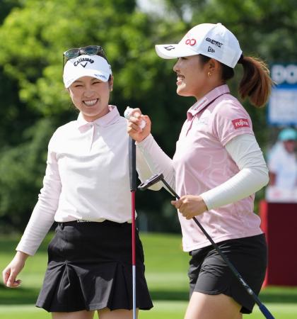 第２ラウンド、１７番でバーディーを奪い、タッチを交わす古江彩佳（右）、西村優菜組。通算１１アンダーで２位＝ミッドランドＣＣ（共同）