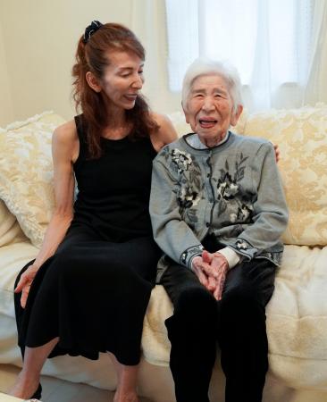 硫黄島で戦死した市丸利之助さんの娘志村俊子さん（右）と孫高子さん＝８日、東京都世田谷区
