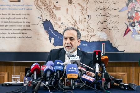 インド・ニューデリーで記者会見するイランのアラグチ外相=5月15日(ゲッティ=共同)