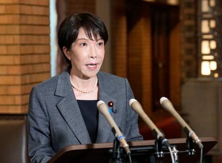 英国、イタリア訪問とＧ７サミット出席を前に記者団の取材に応じる高市首相＝１３日午後、首相公邸