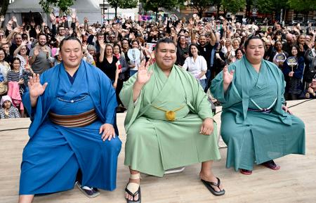 日本の伝統文化交流イベントに参加した（左から）玉鷲、高安、琴桜＝１２日、パリ（共同）