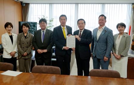 妊産婦の支援に関する提言書を黄川田こども政策相(左から4人目)に手渡す国会議員連盟のメンバー=11日、内閣府(議連提供)