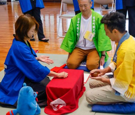 香川県琴平町で開かれた「第1回こんぴらふねふねお座敷世界大会」=13日午前