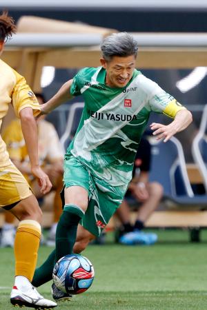 ５、６位決定戦、Ｊ２・Ｊ３東Ｂ―Ｊ２・Ｊ３西Ａ　攻め込むＪ２・Ｊ３東Ｂの三浦＝ＭＵＦＧ国立