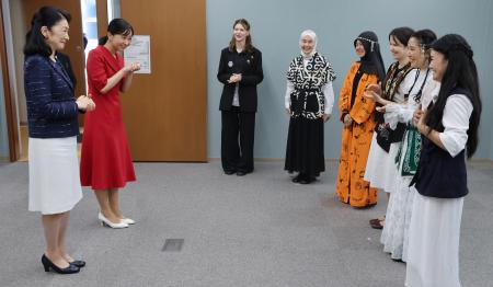 聴覚障害のあるキルギスの女性たちと懇談される秋篠宮妃紀子さまと佳子さま＝１３日午後、茨城県つくば市の筑波技術大（代表撮影）