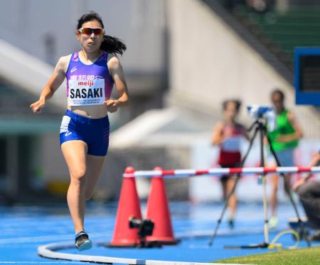 女子１５００メートル（視覚障害Ｔ１３）　５分０秒７８のアジア新記録で優勝した佐々木真菜＝石川県西部緑地公園陸上競技場
