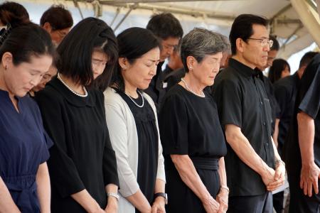 旧海軍司令部壕で営まれた慰霊祭で黙とうする参列者＝１３日午後、沖縄県豊見城市