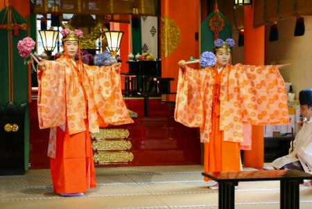 熊野那智大社の「紫陽花祭」でアジサイを手に舞う巫女＝１４日午前、和歌山県那智勝浦町