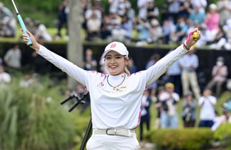 通算１９アンダーで優勝を決め、喜ぶ桑木志帆＝六甲国際ＧＣ