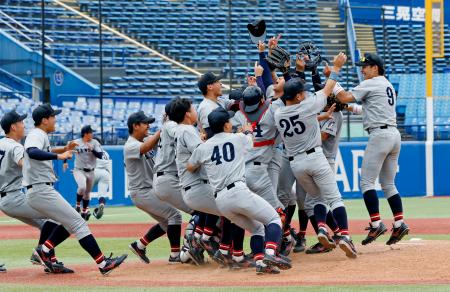 慶大を破って５４年ぶり３度目の優勝を果たし、喜ぶ関大ナイン＝神宮
