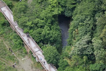 女子生徒の遺体が見つかった相模原市南区の河川敷＝１１日午後