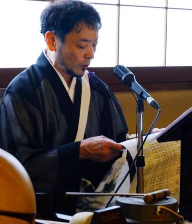 福岡大空襲の慰霊祭で犠牲者の氏名を読み上げる円応寺の三木英信副住職＝１４日午後、福岡市