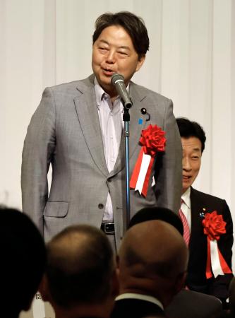 自民党島根県連の会合であいさつする林総務相＝１４日午後、松江市