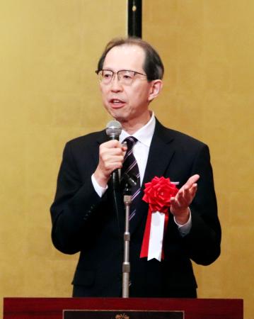 立憲民主党福島県連定期大会であいさつする内堀雅雄知事＝１４日午後、福島県郡山市