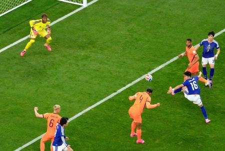 日本―オランダ 後半、オランダのファンダイク(4)に先制ゴールを決められる日本。GK鈴木彩=ダラス(共同)