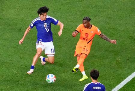 日本―オランダ 後半、チーム2点目のゴールを決めるオランダのシュメルビル。左は中村=ダラス(共同)