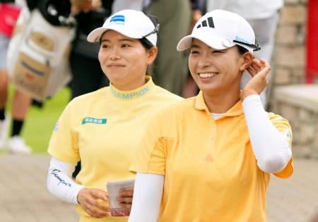 最終ラウンド、ホールアウトし、スコア提出に向かう勝みなみ（左）、渋野日向子組。通算１２アンダーで５位＝ミッドランドＣＣ（共同）
